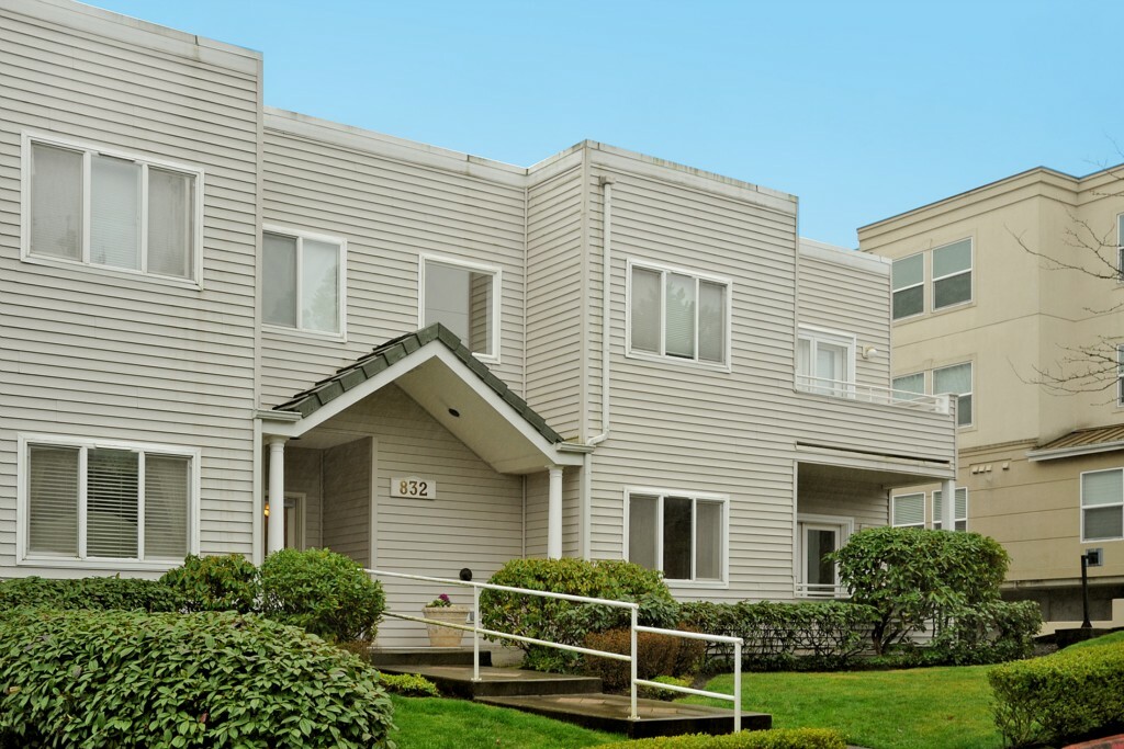 Property Photo:  832 2nd Ave B  WA 98033 