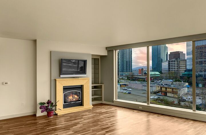 Property Photo: 10650 NE 9th Place 822 WA 98004