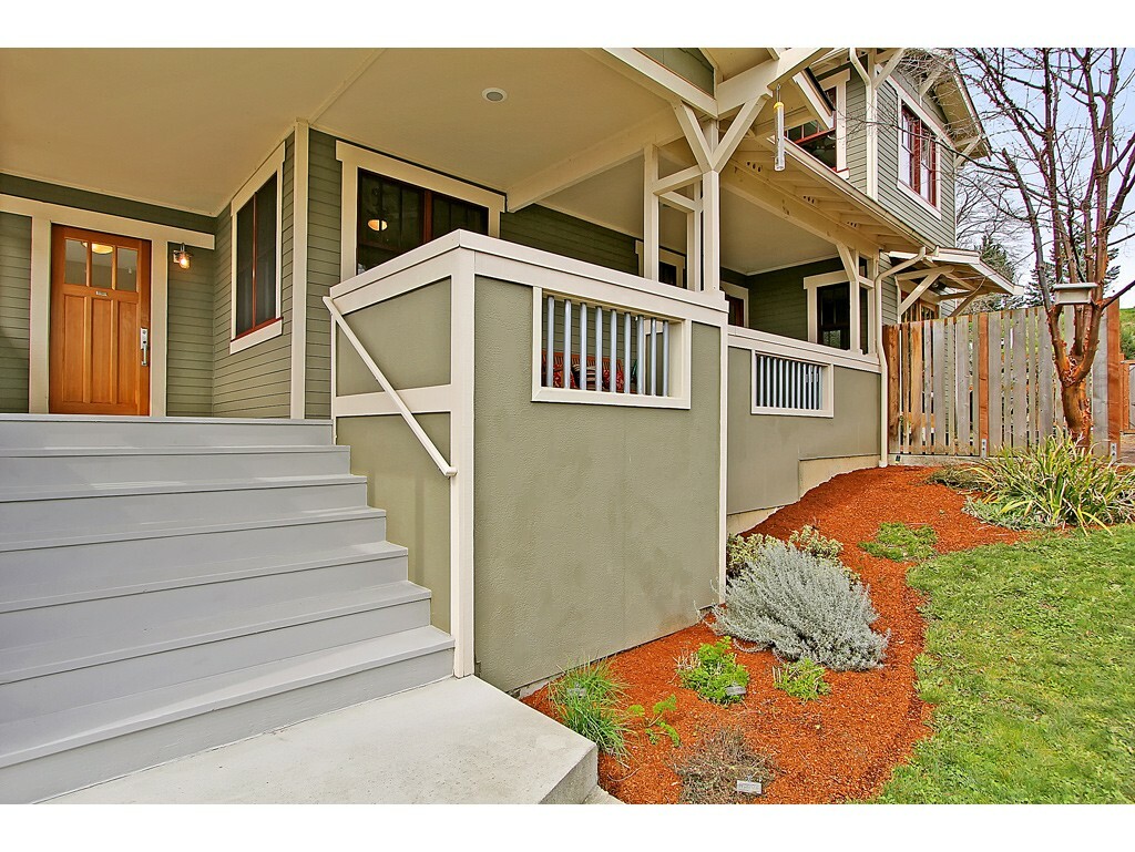 Property Photo:  516 SW 3rd Place  WA 98057 