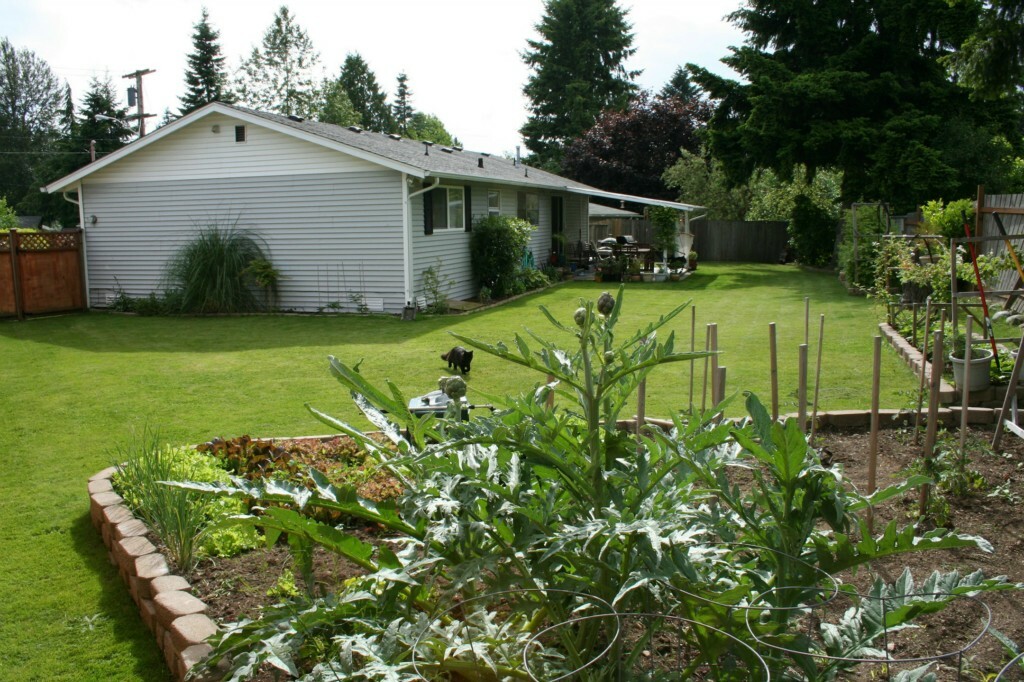 Property Photo:  3704 NE 9th Ct  WA 98056 