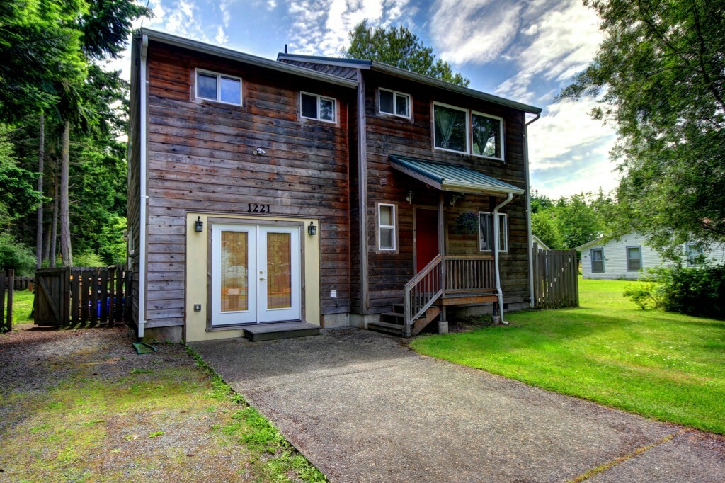 Property Photo:  1221 49th St  WA 98368 