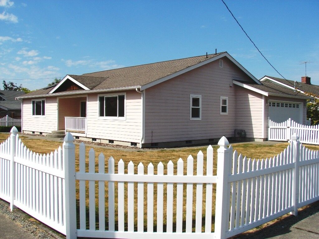 Property Photo:  482 Park Ave  WA 98321 