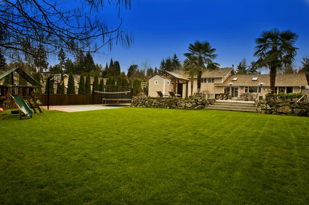 Property Photo: 9528 NE 32nd St WA 98004