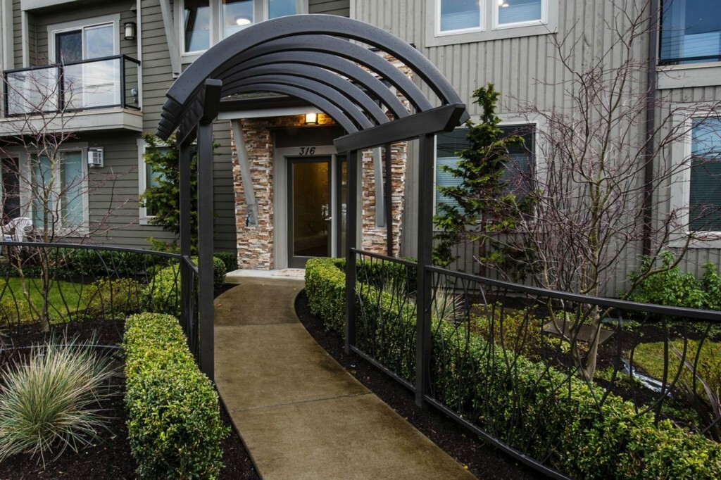 Property Photo: 316 Walnut Ave 101 WA 98020