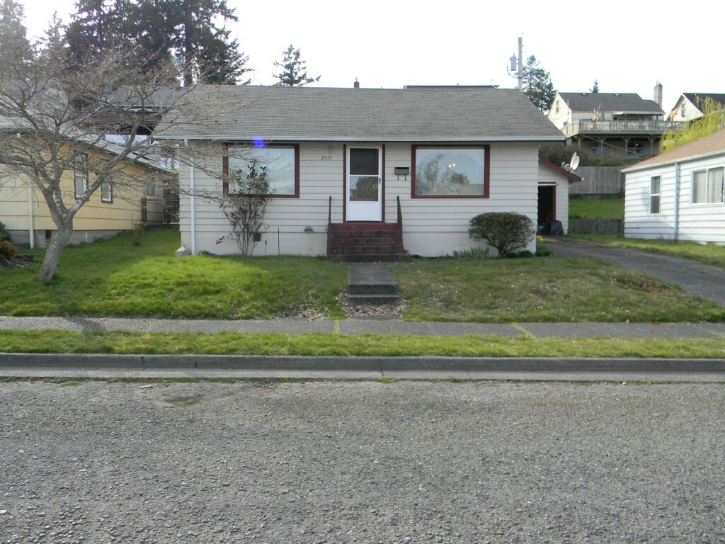 Property Photo:  2519 Veldee Ave  WA 98312 