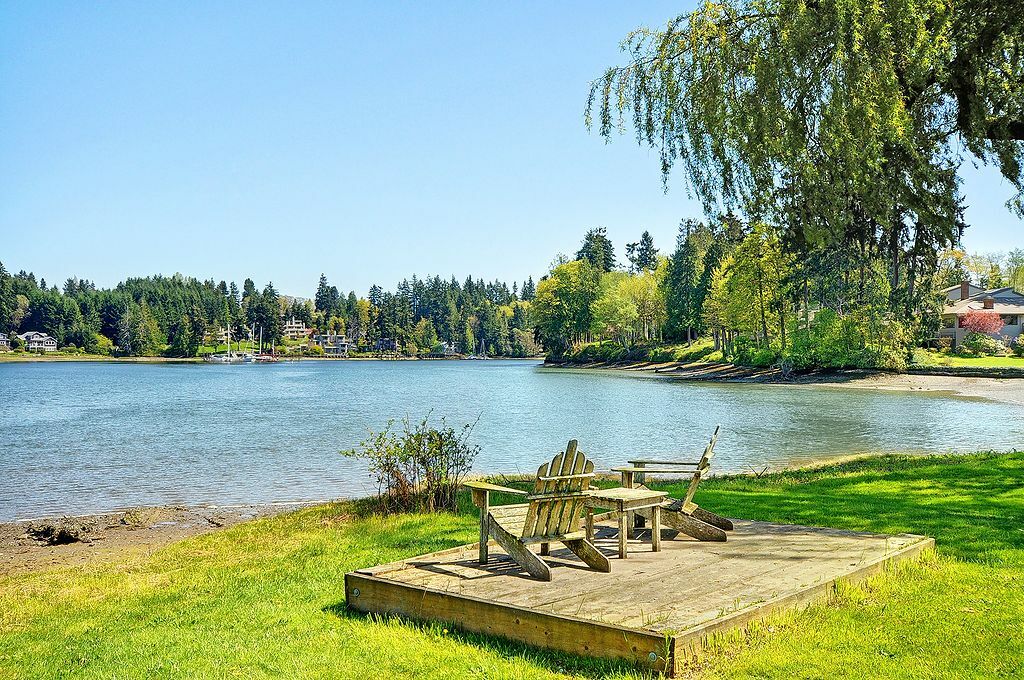 Property Photo:  6406 Eagle Harbor Dr NE  WA 98110 