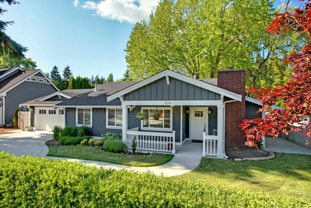 Property Photo:  516 10th Ave  WA 98033 
