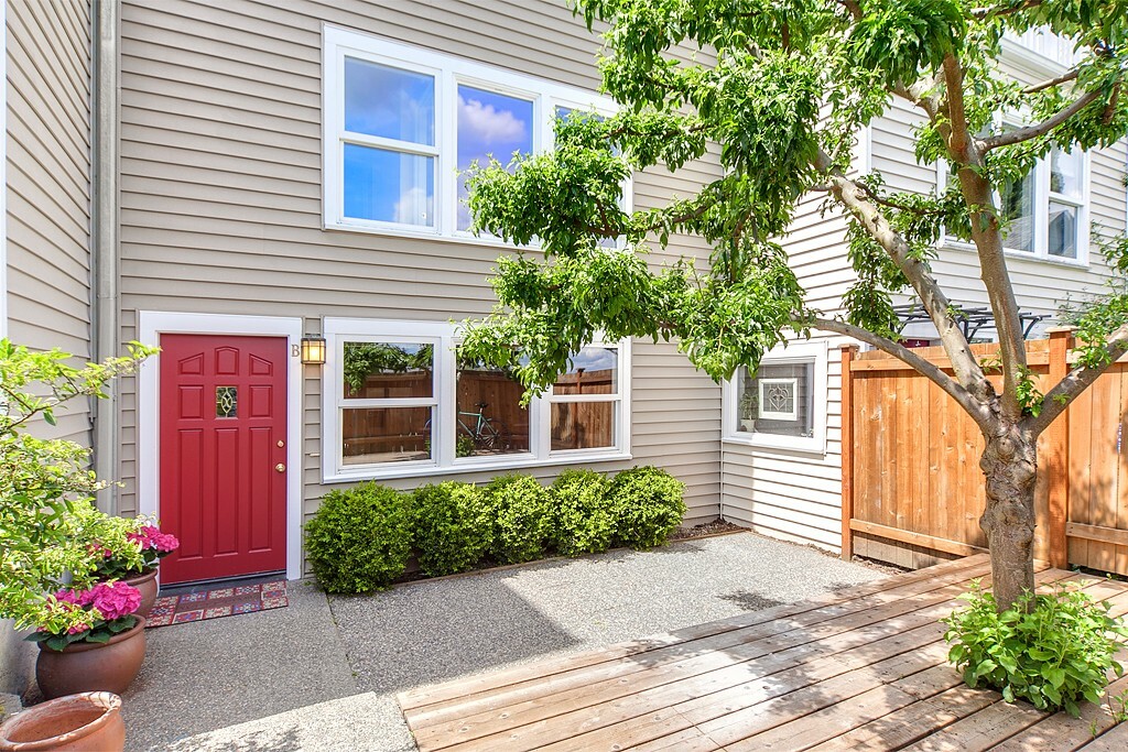 Property Photo:  2108 W Bertona St B  WA 98199 