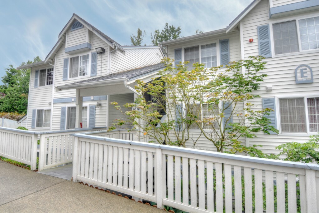 Property Photo:  949 Aberdeen Ave NE E315  WA 98056 