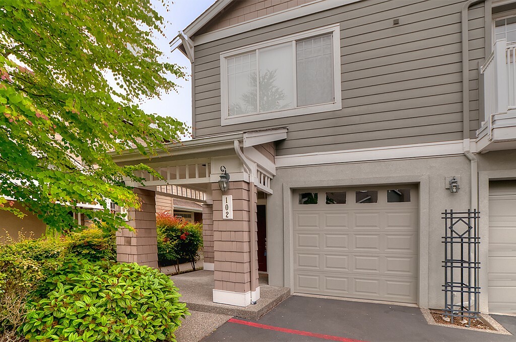 Property Photo:  4316 NE 5th Ct 102  WA 98059 