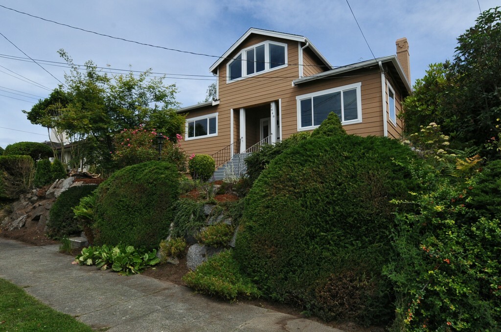 Property Photo:  2648 W Plymouth St  WA 98199 