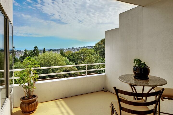 Property Photo: 2410 Aurora Ave N 105 WA 98109