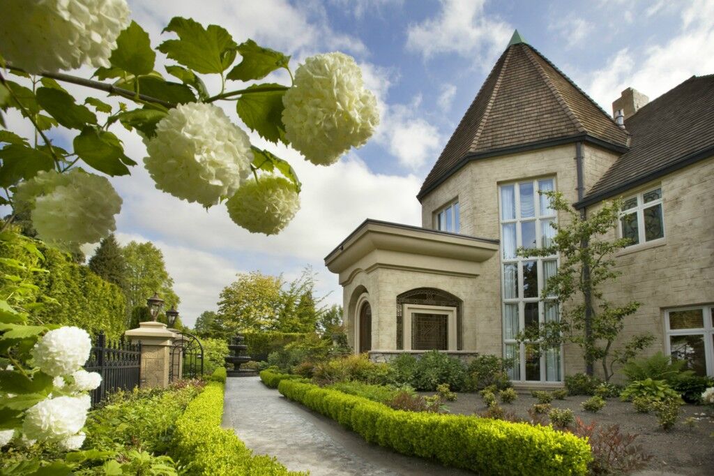 Property Photo:  1900 Shenandoah Dr E  WA 98112 