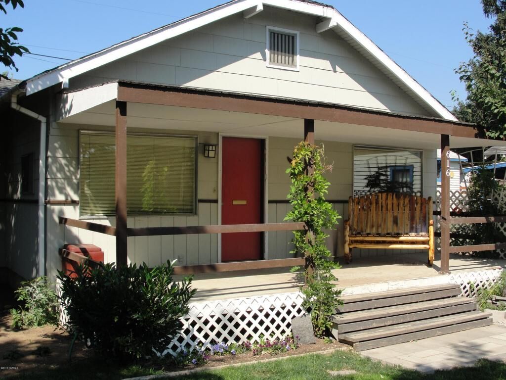 Property Photo: 616 S 17th Ave WA 98902