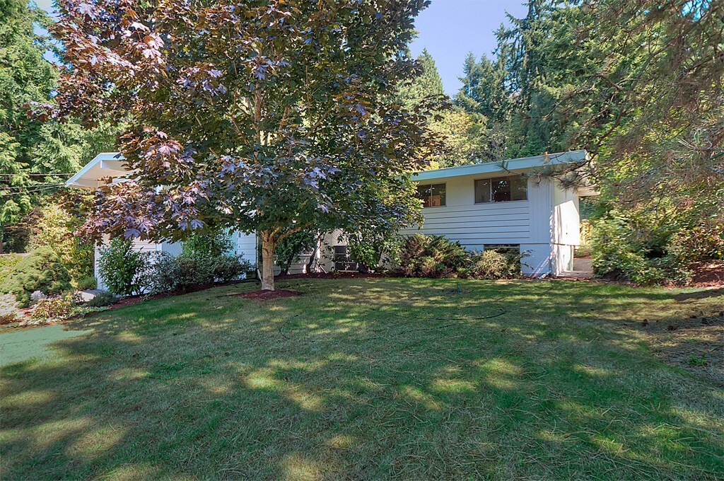 Property Photo:  5808 Lake Washington Blvd SE  WA 98006 