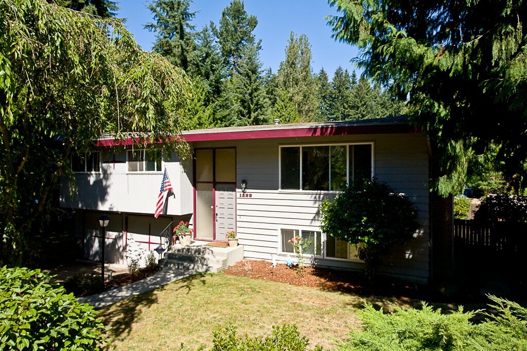 Property Photo:  1522 N 150th St  WA 98133 