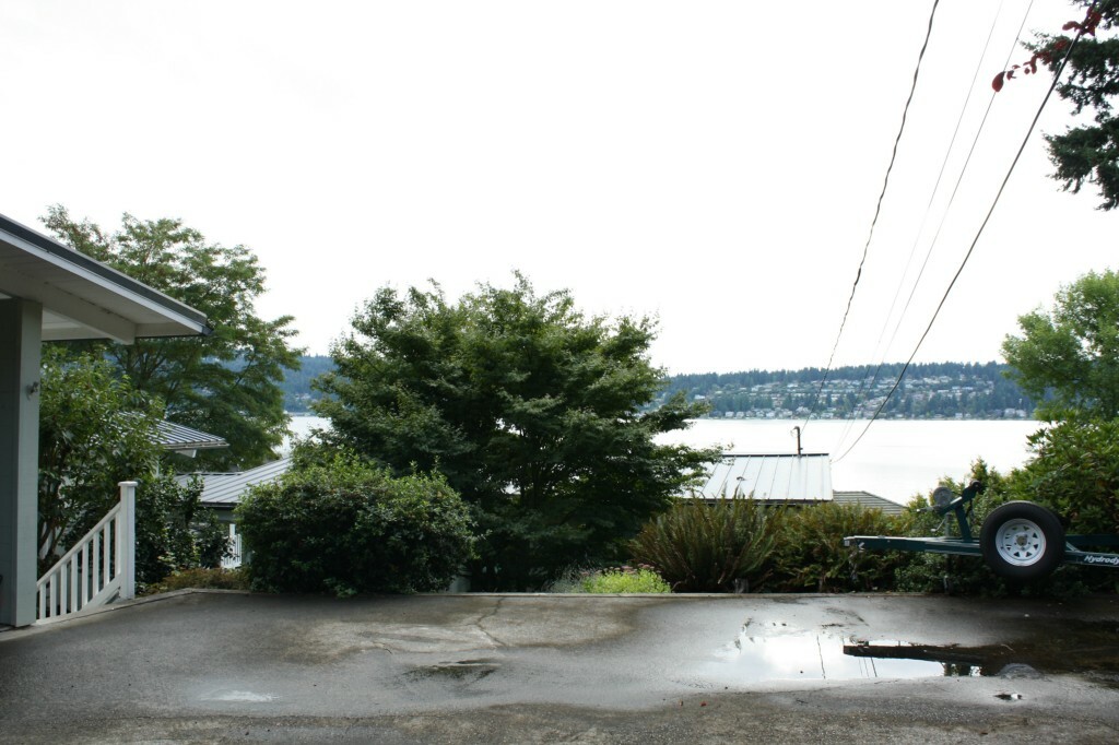 Property Photo:  2401 E Lake Sammamish Place SE  WA 98075 