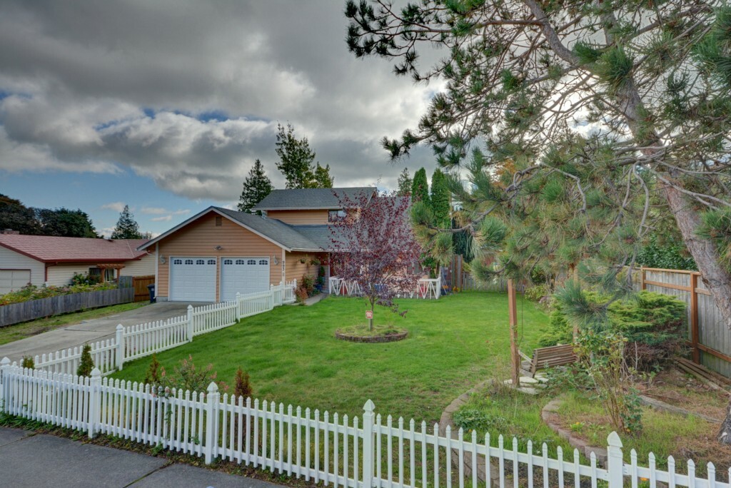 Property Photo:  993 SW 3rd Ave  WA 98277 