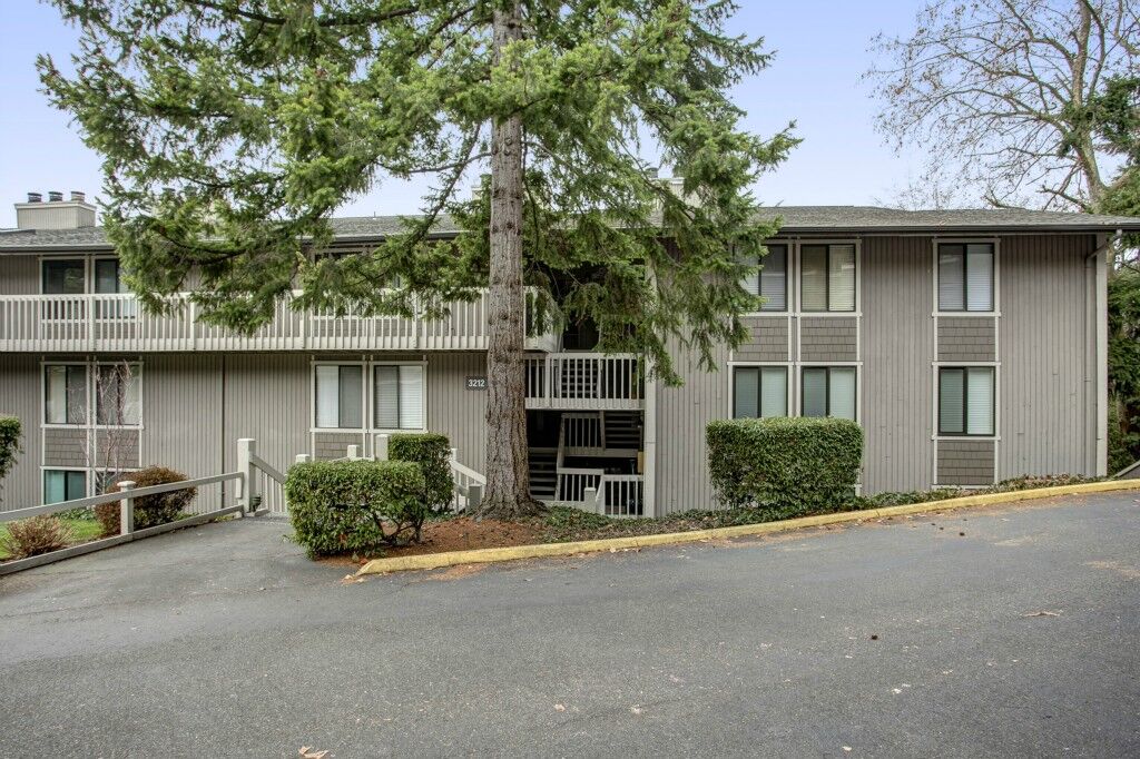 Property Photo: 3212 80 Ave SE 2 WA 98040
