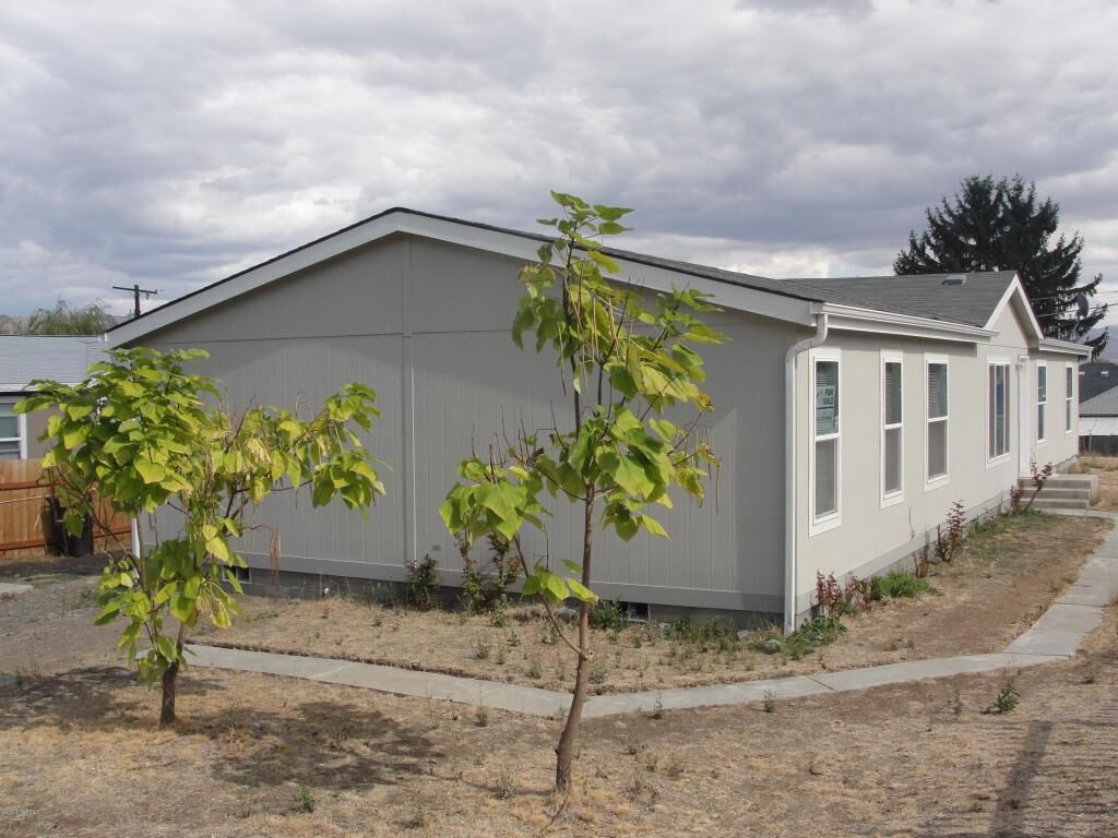 Property Photo: 409 N 24th Ave WA 98902