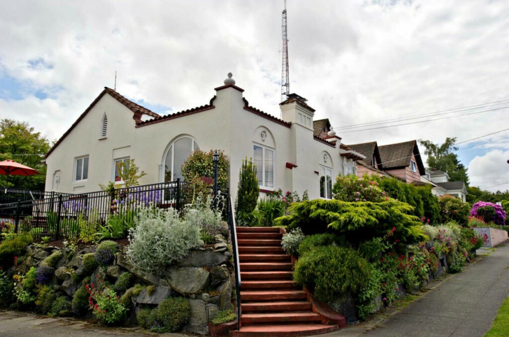 Property Photo: 1622 1st Ave N WA 98109