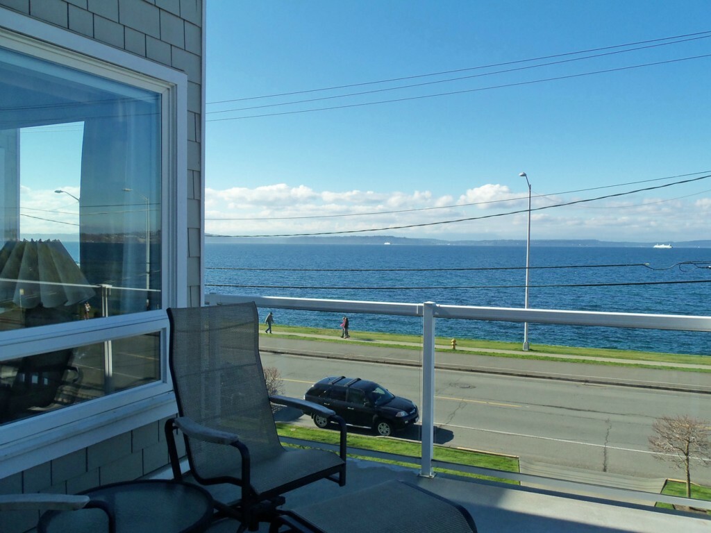 Property Photo:  1594 Alki Ave SW 301  WA 98116 