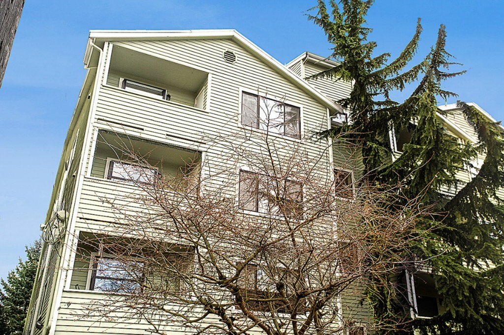 Property Photo: 8816 Nesbit Ave N 305 WA 98103