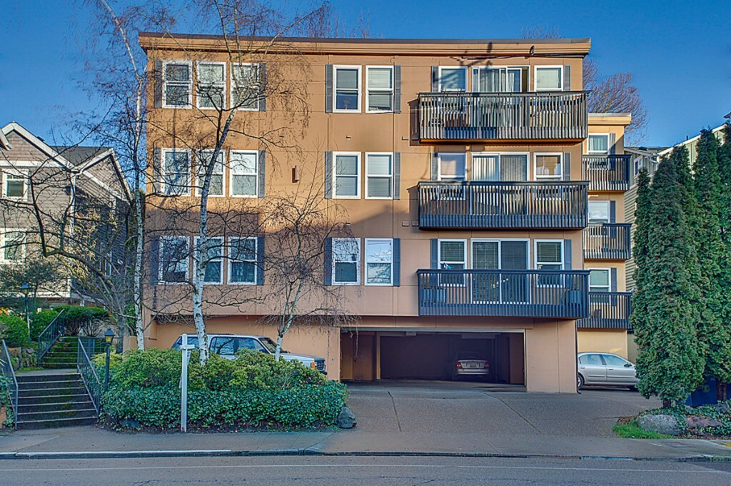 Property Photo: 1122 10th Ave E 202 WA 98102