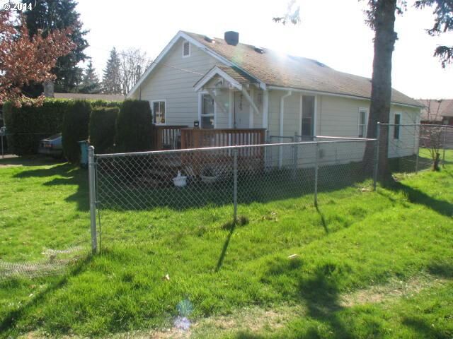Property Photo: 912 Z St WA 98661