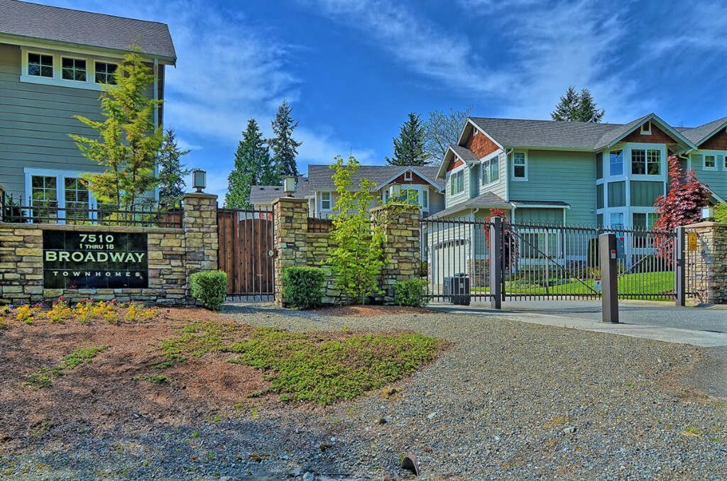 Property Photo: 7510 Broadway 10 WA 98203