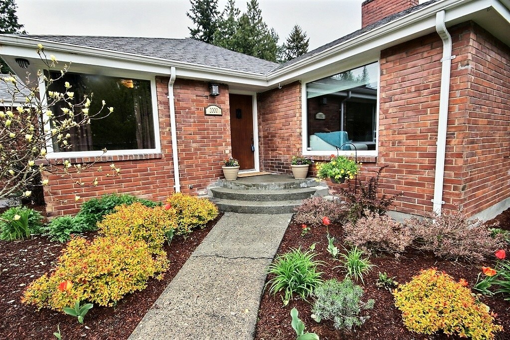 Property Photo:  2000 NE 113th St  WA 98125 