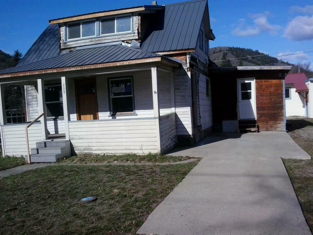 Property Photo:  209 Lincoln St S  WA 98856 