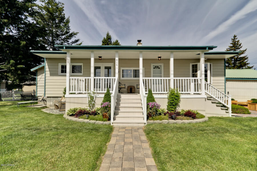 Property Photo:  416 N Baker St  WA 98858