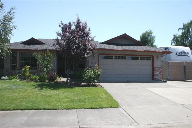 Property Photo:  1888 Canyon Avenue  OR 97504