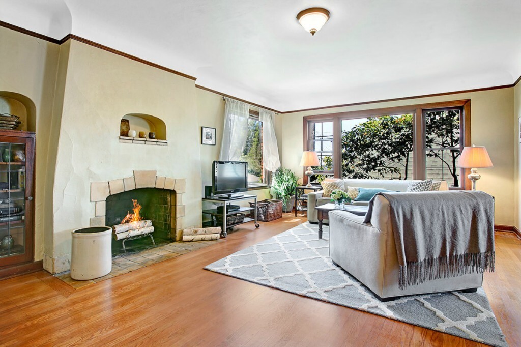 Property Photo: 2616 Queen Anne Ave N WA 98109
