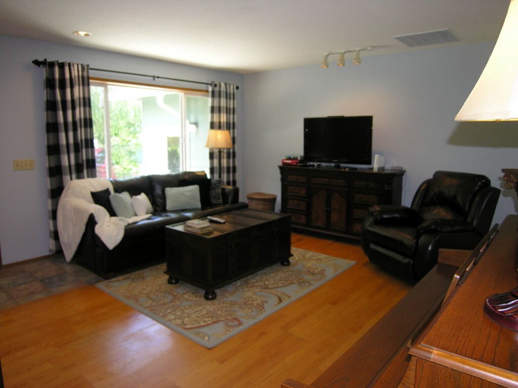 Property Photo: 808 W 1st St WA 98276