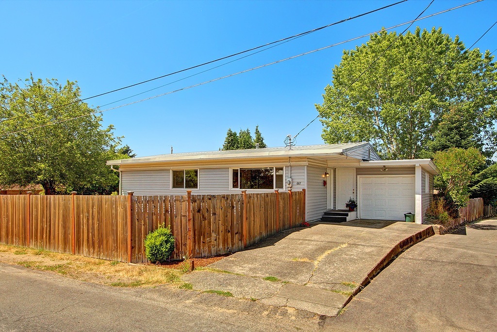 Property Photo:  687 Dayton Ave NE  WA 98056 