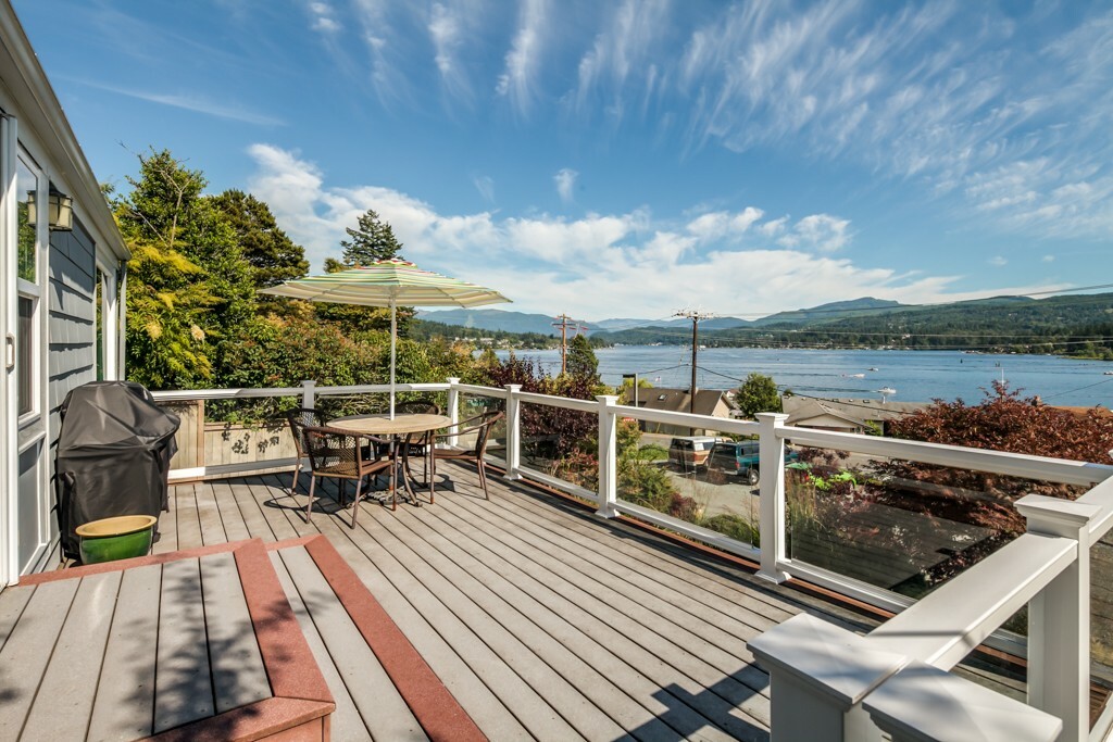 Property Photo:  4017 Silver Beach Ave  WA 98226 