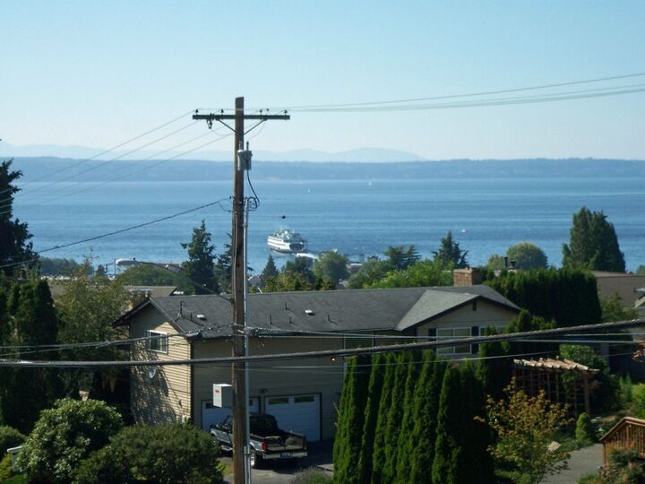 Property Photo:  820 Walnut St  WA 98020 