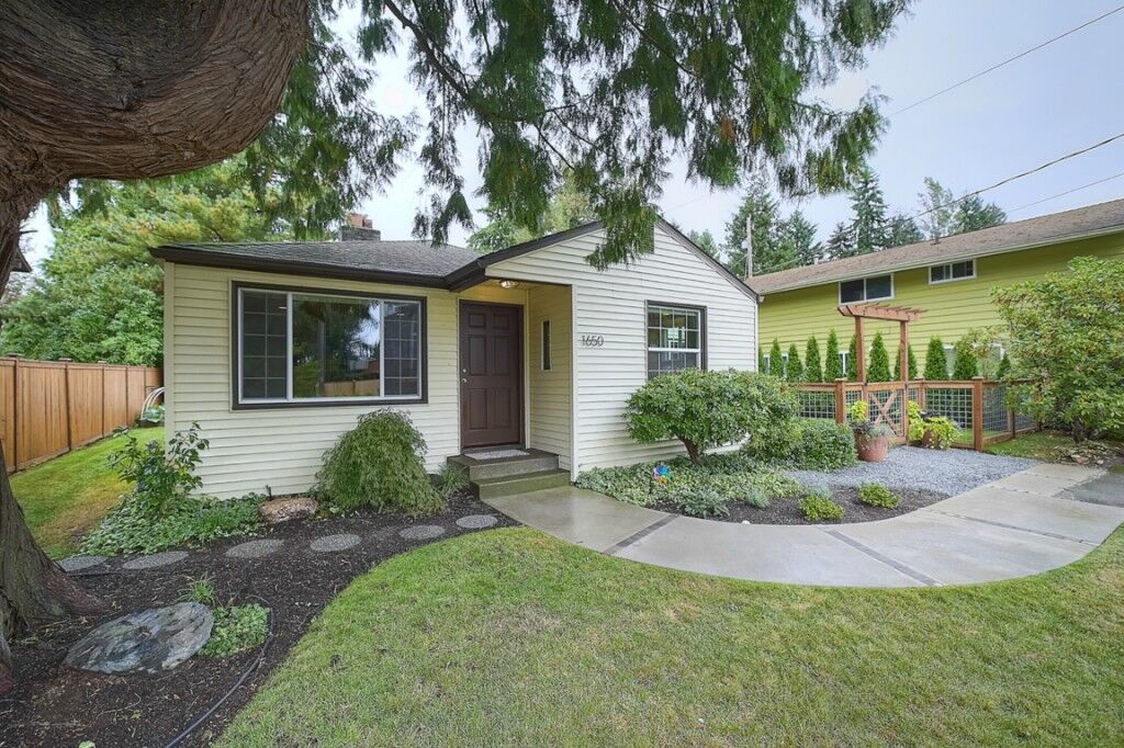 Property Photo: 1650 N 167th St WA 98133
