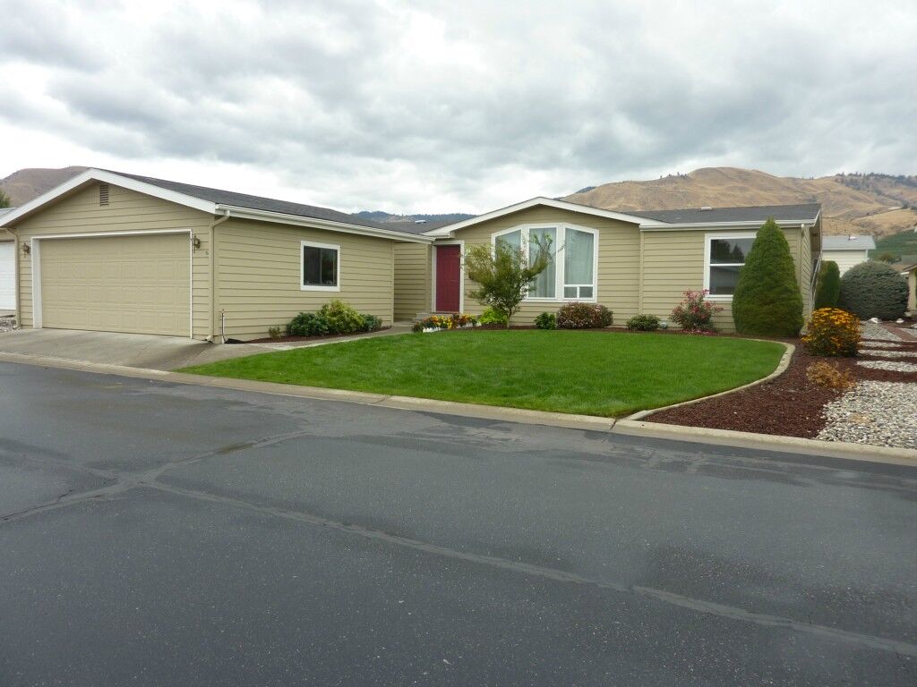Property Photo:  1302 Glacier Place 70  WA 98801 