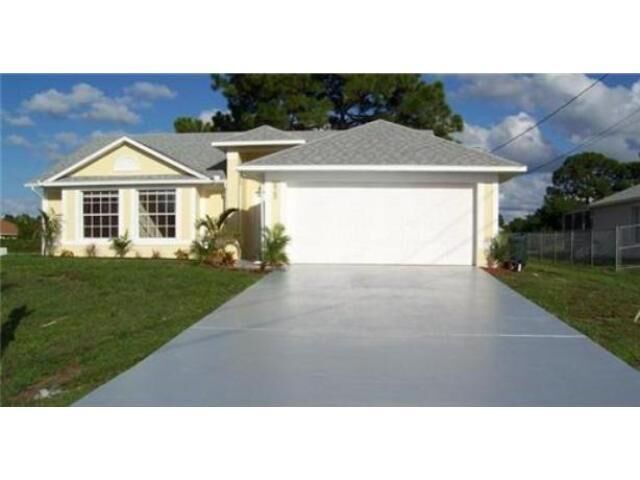 Property Photo:  625 SW Hillsboro Circle  FL 34953 