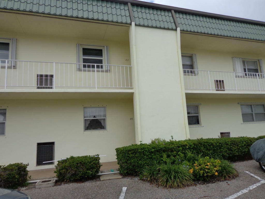 Property Photo:  121 Wettaw Lane Apt 111  FL 33408 