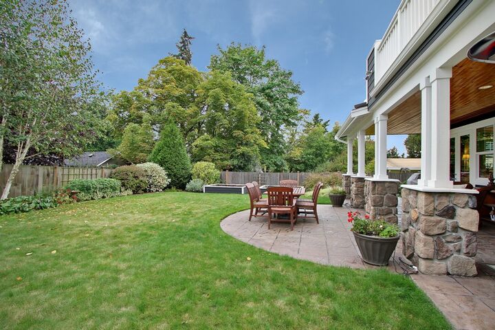 Property Photo:  703 17th Ave W  WA 98033 