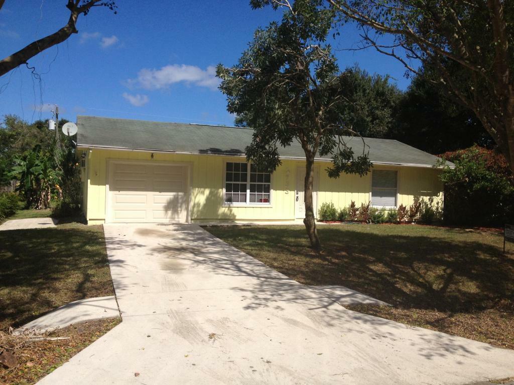 Property Photo:  733 SE Academy Lane  FL 34984 