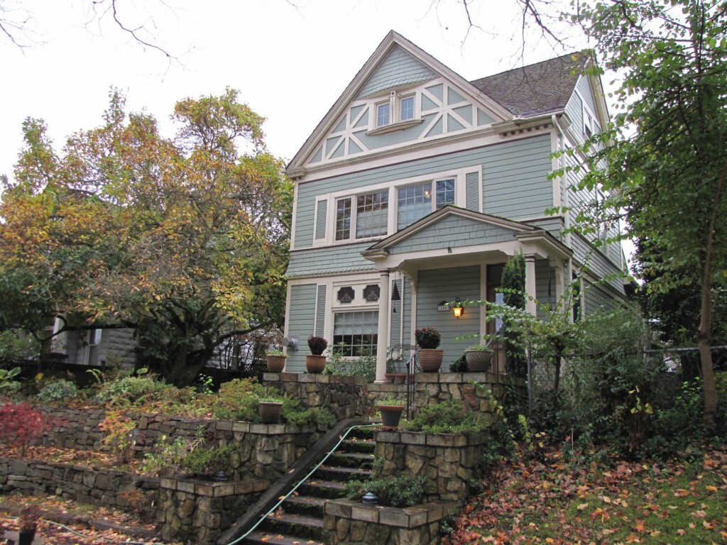 Property Photo: 216 N Yakima Ave WA 98403