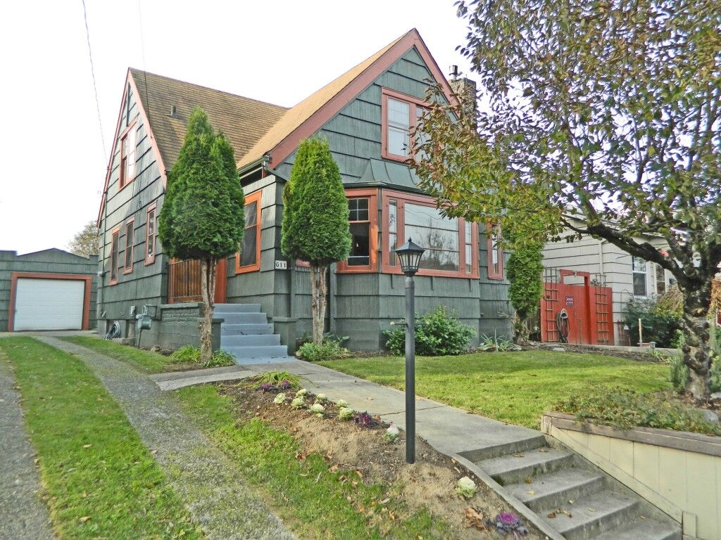 Property Photo:  611  Pennsylvania Avenue  WA 98337 