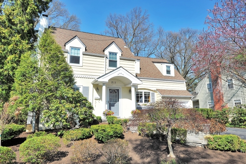 Property Photo: 211 Orchard Pl NJ 07450