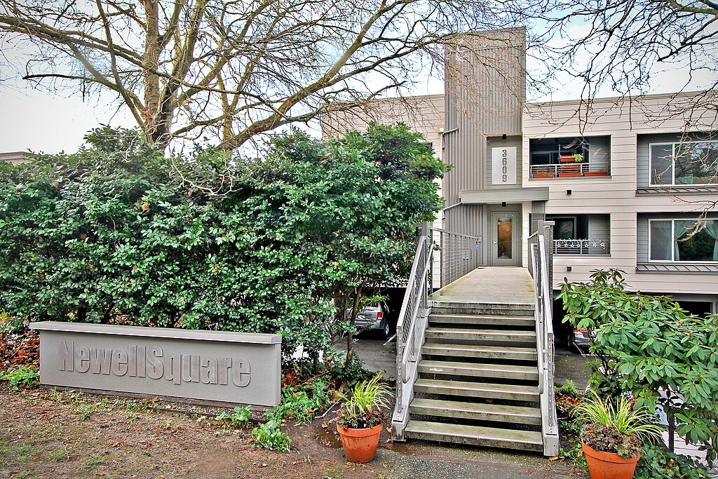 Property Photo:  3609 14th Ave W 202  WA 98119 