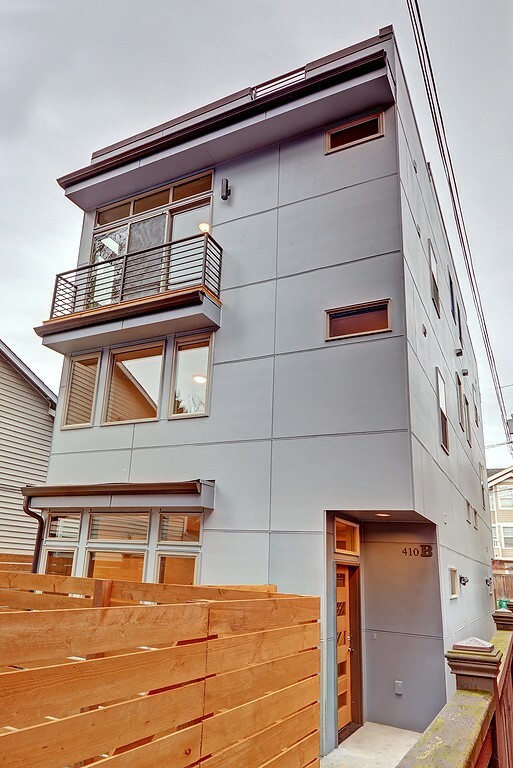 Property Photo:  410 21st Ave B  WA 98122 